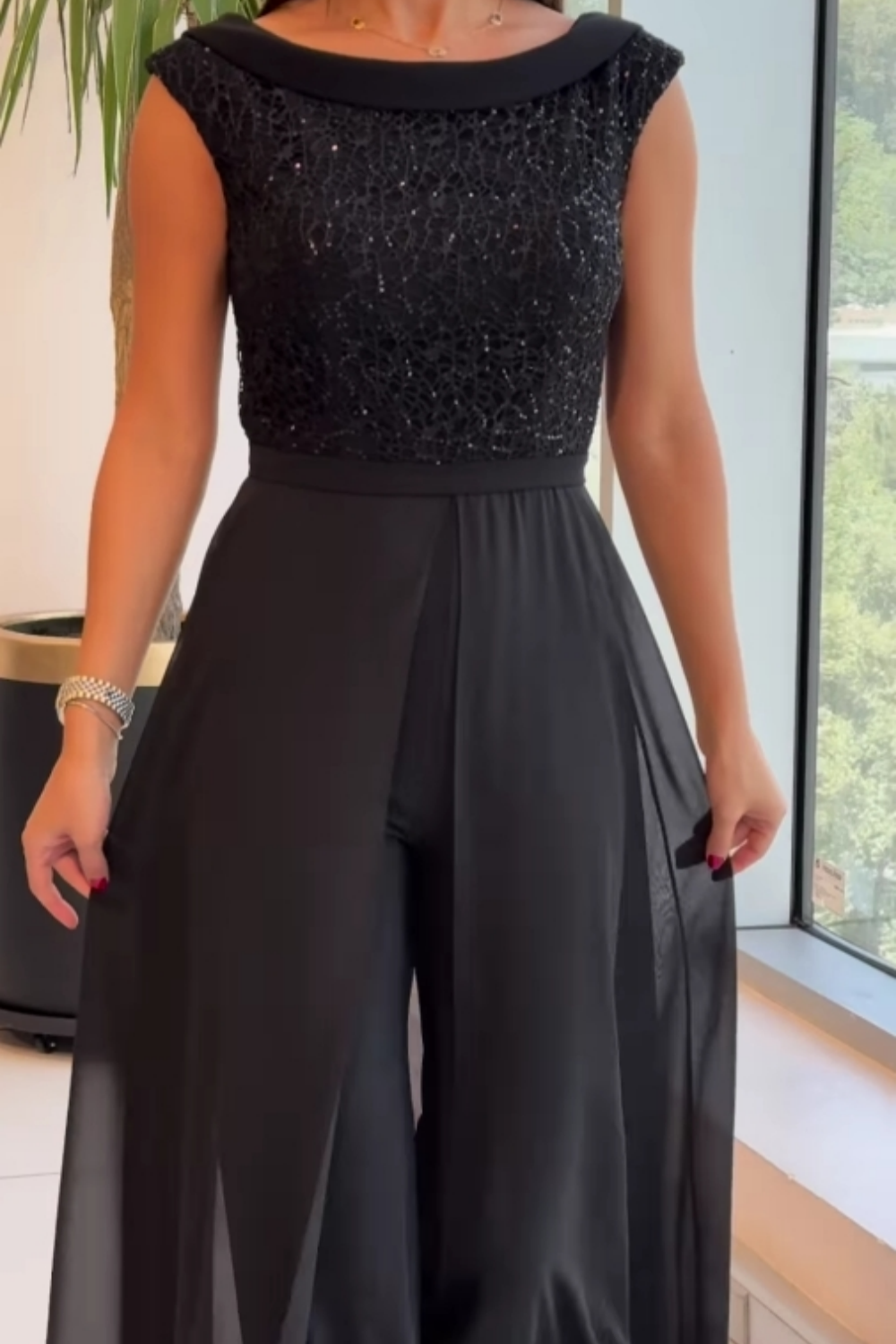 Zwarte Mouwloze Jumpsuit met Overlaag